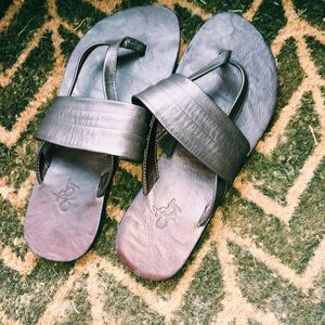 women’s brown flip flops